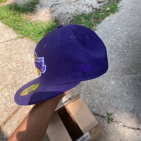 LA LAKERS 17X CHAMPIONSHIPS NEW ERA FITTED HAT - Picture 2 of 4